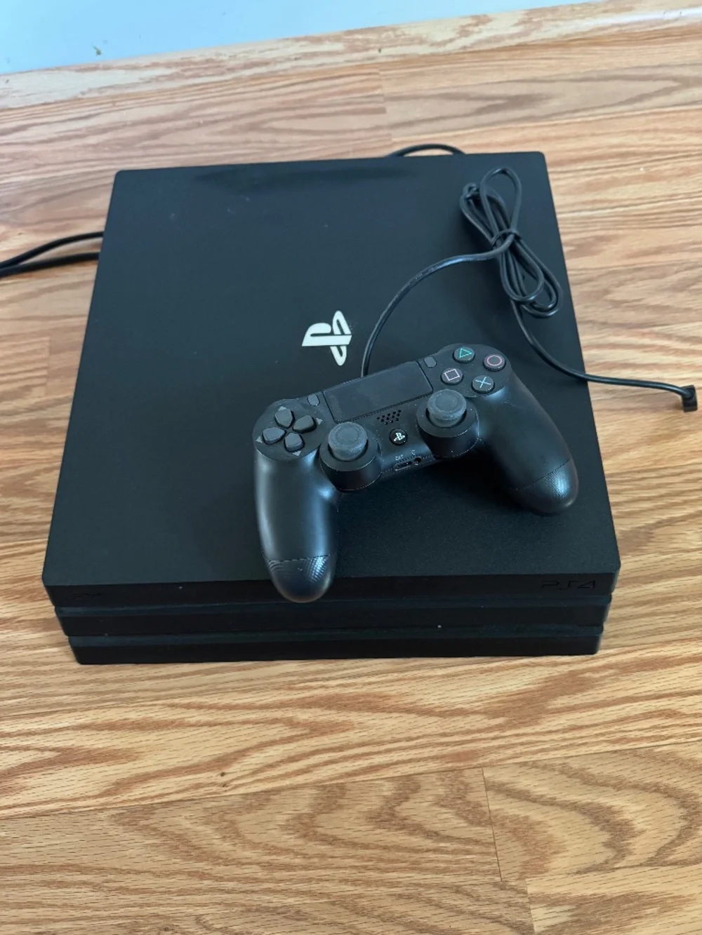 PLAYSTATION 4 - LIKE NEW (NEVER USED - JUST SET UP)